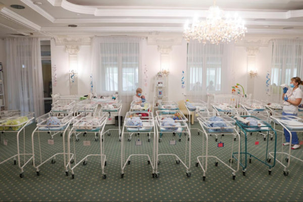 Leihmutter-Babys im Kiewer Hotel gestrandet