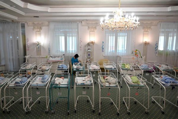 Leihmutter-Babys haben in der Ukraine festgesteckt, nachdem das Coronavirus die Landesgrenzen geschlossen hatte