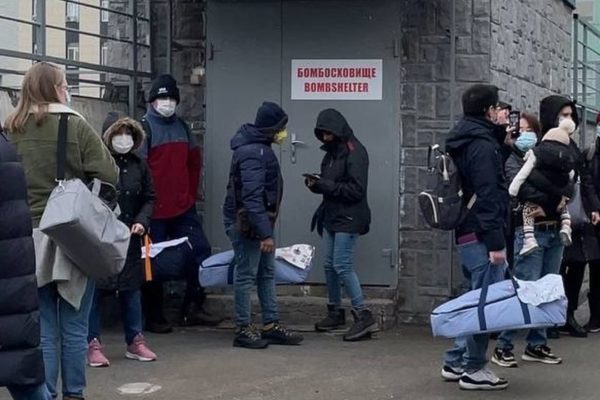 Biotexcom-Eltern mit ihren Kindern sollen in den Bunker